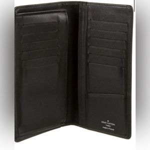 🔥Authentic 🔥 Louis 🔥Vuitton Brazza Wallet
Black Taiga Leather